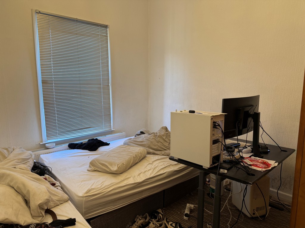 Lot: 130 - THREE-BEDROOM FLAT FOR INVESTMENT CLOSE TO SEAFRONT - Main bedroom